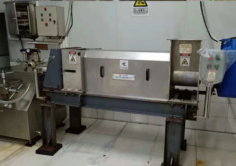 酒糟螺旋擠壓脫水機現場