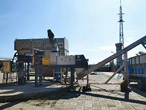 螺旋擠壓機(jī)現(xiàn)場(chǎng)